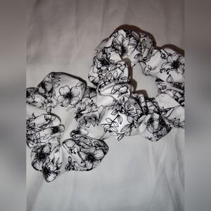 Twisted Stitch Sis Co. Flower scrunchies XL SM